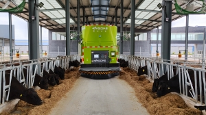 TMR飼喂及推料機(jī)器人